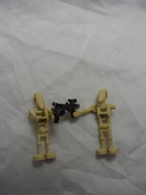 2 Star wars Lego figures one is missing an arm.